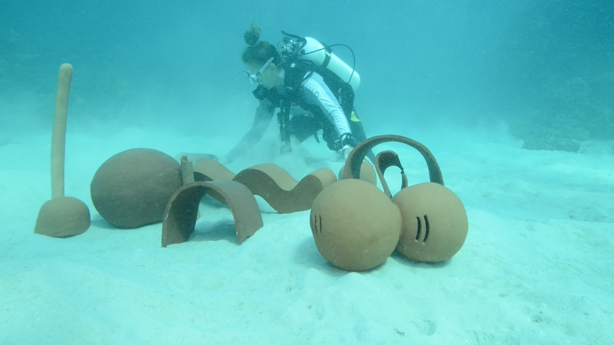 Marie Griesmar setting up an artistic installation underwater